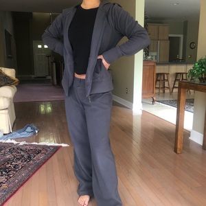 Gray super comfy sweatshirt and sweatpants set!!